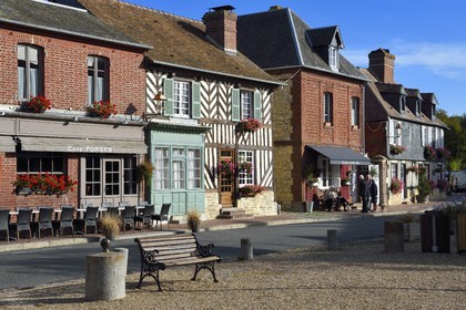France, Calvados (14), Pays d' Auge, Beuvron-en-Auge, labellisé Les Plus Beaux Villages de France, maisons à pans de bois dans la rue principale