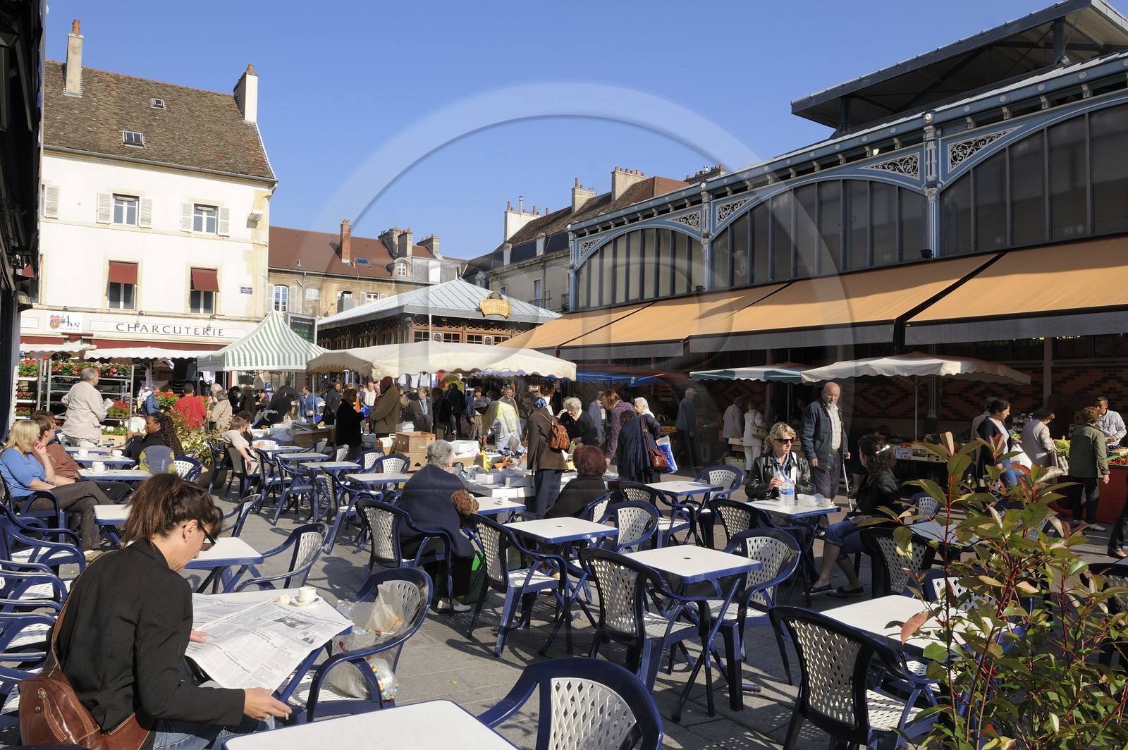 France, Côte d'Or (21), Dijon, terrasse de café devant les Halles