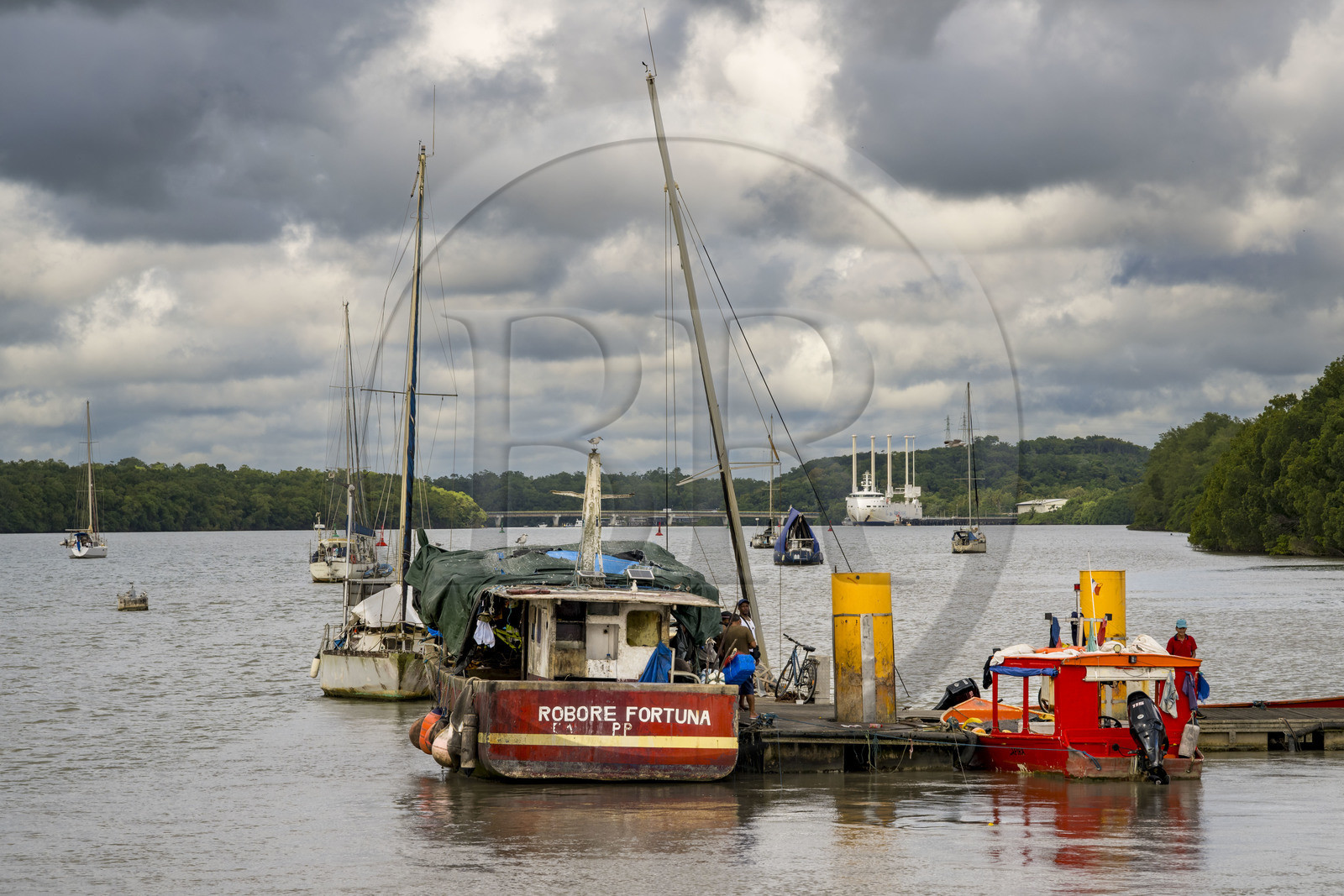 France, Guyane, Kourou, le ponton des pêcheurs sur le fleuve Kourou à proximité de la gare maritime des Balourous, le Canopée à quai au port de Pariacabo en arrière plan