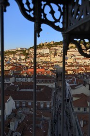 Portugal, Lisbonne, vue sur la ville depuis le elevador (ascenseur) de Santa Justa et le Castelo Sao Jorge (château Saint Georges) sur la colline de l'Alfama