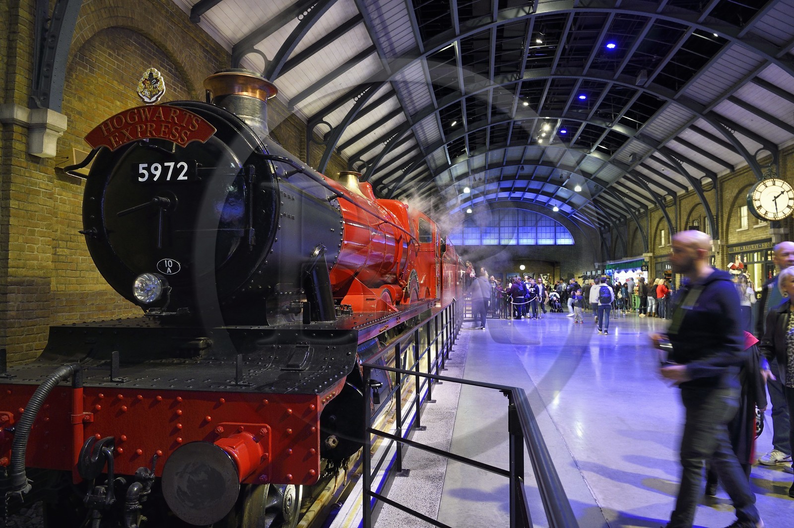 Royaume-Uni, Hertfordshire, Leavesden, Leavesden Film Studios, Harry Potter Studio Tour London, les coulisses du tournage des 8 films de Harry Potter, la plate-forme 9¾ et le train Hogwarts Express, 5972 Olton Hall qui est une locomotive de classe Great Western Railway Hall