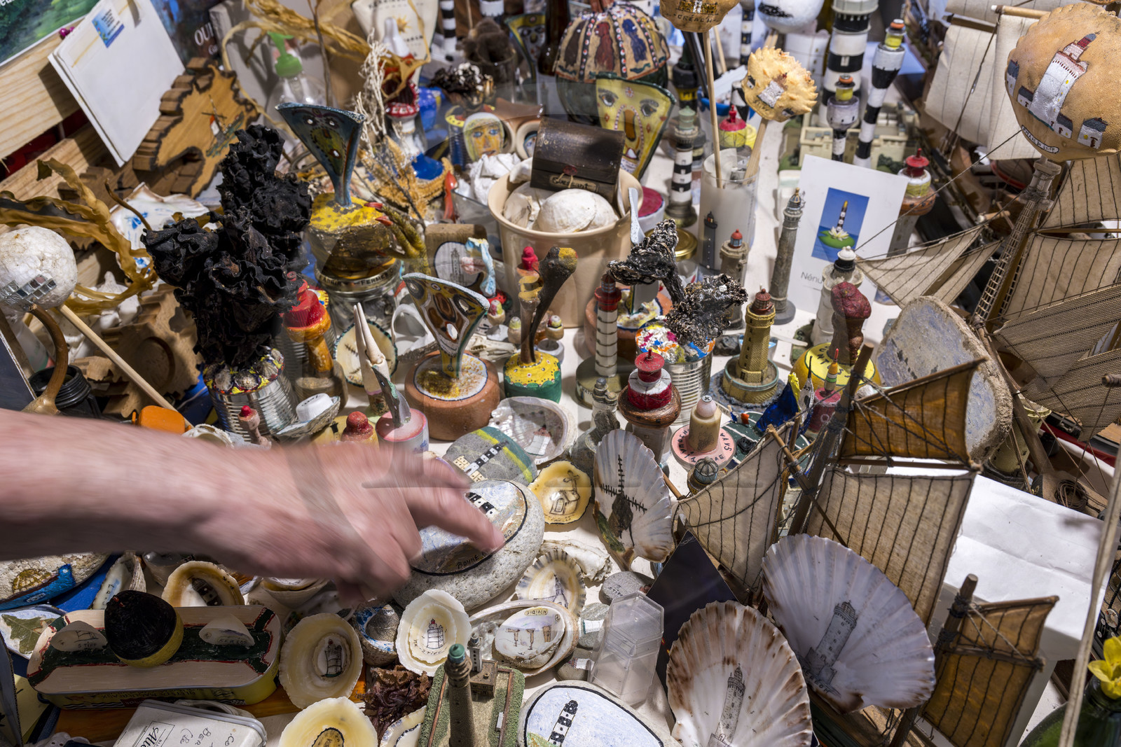 France, Finistère (29), Mer d'Iroise, Ile d'Ouessant, Port d'Arlan, Paul Boloré, artiste naviguant entre art naïf et art brut, collectionne dans sa maison tout ce qui a trait à Ouessant et créé lui-même des objets souvenirs