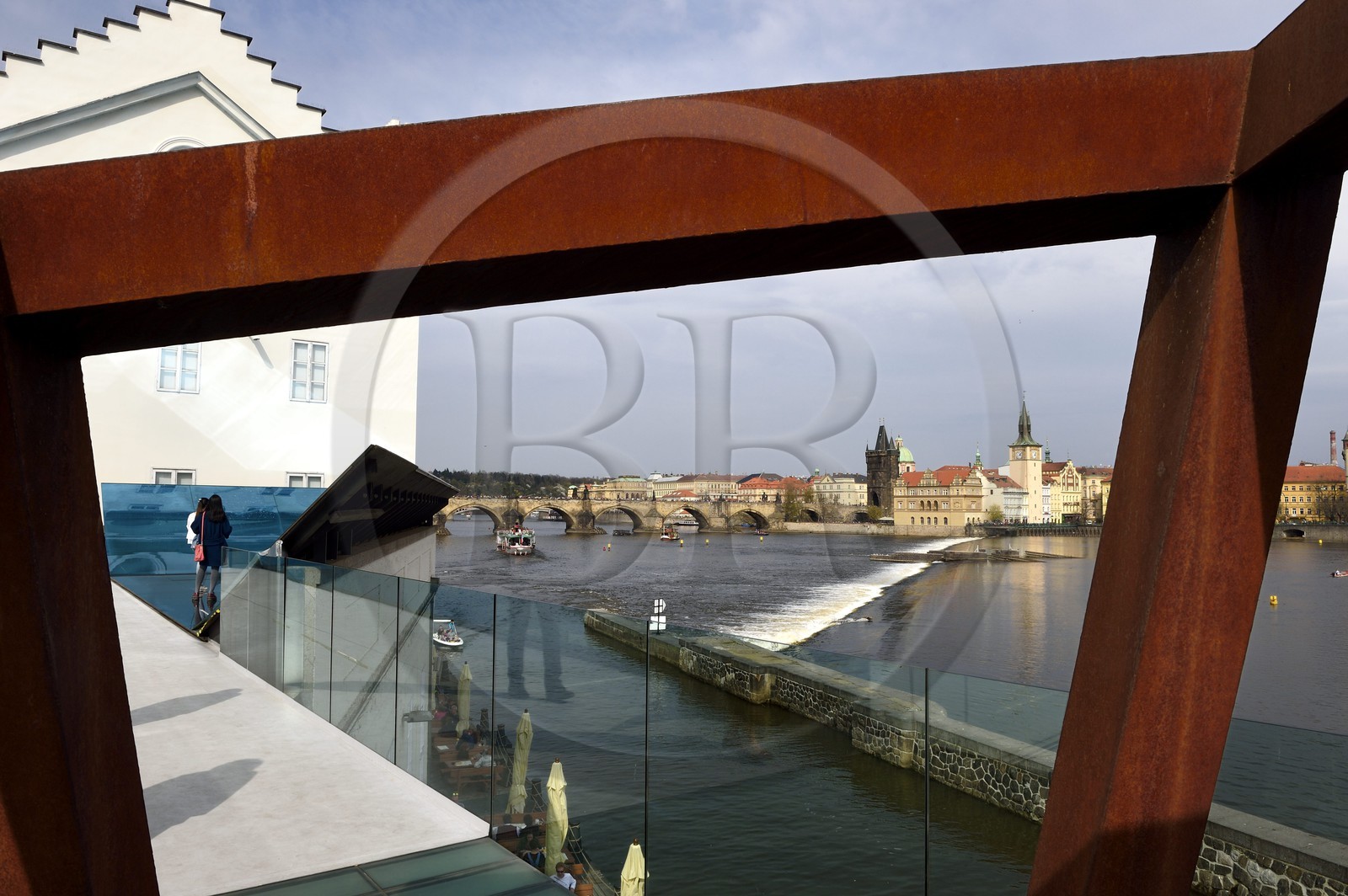 République Tchèque, Prague, quartier de Kampa, musée Kampa fondation privée consacrée à l’art moderne et contemporain, lle pont Charles sur la rivière Vltava en arrière plan