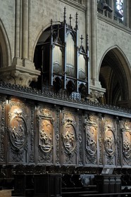 France, Paris (75), île de la Cité, la cathédrale Notre-Dame, le choeur, stalles en bois sculpté et le petite orgue