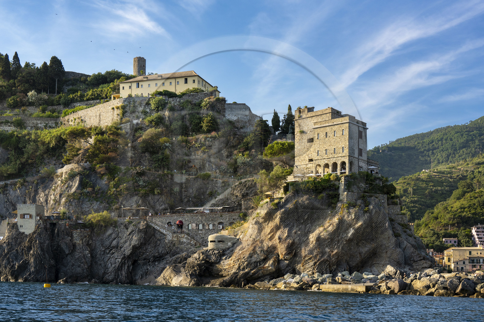 Italie, Ligurie, Cinque Terre, parc national des Cinque Terre classé Patrimoine Mondial de l'UNESCO, village de Monterosso al Mare, la Tour Aurora du XVIème siècle sous les ruines du chateau et le monastère