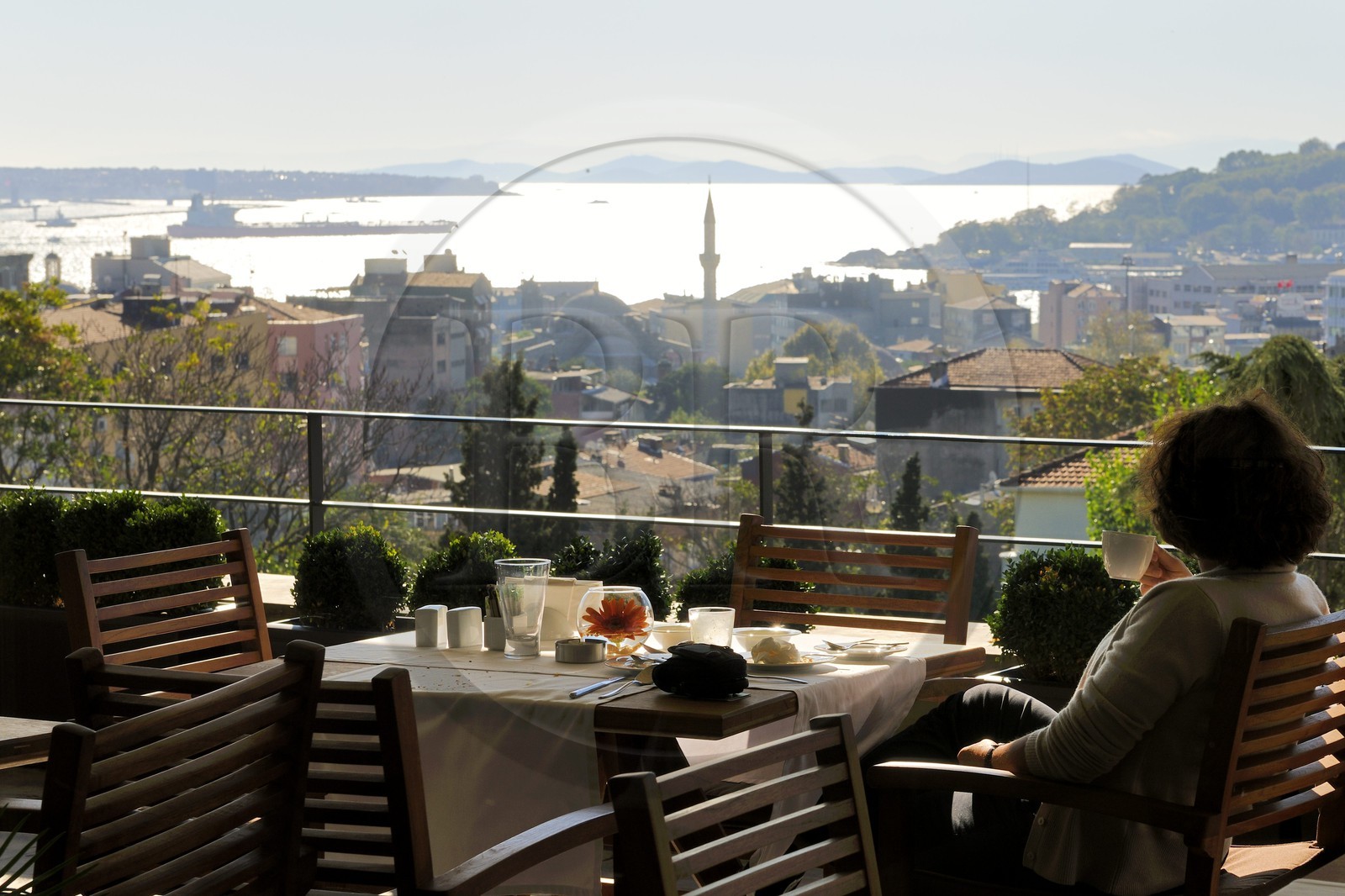 Turquie, Istanbul, quartier de Beyoglu, vue sur le Bosphore depuis l'hôtel Tomtom Suites