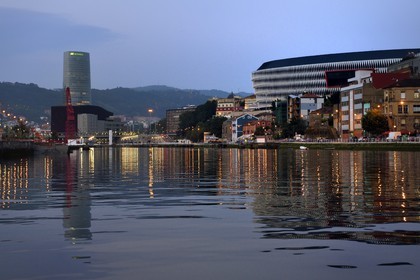 Espagne, Pays basque espagnol, Biscaye, Bilbao, la Tour Iberdrola et le Stade San Mamés (2013) par l'architecte Norman Foster en bordure du Ria de Bilbao