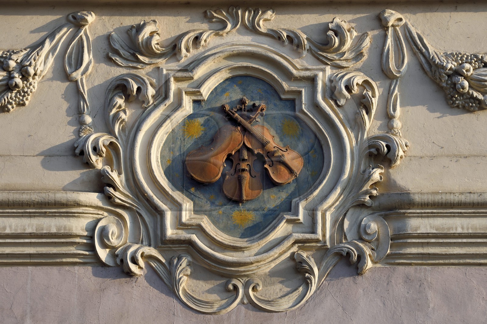 République Tchèque, Prague, centre historique classé Patrimoine Mondial de l'UNESCO, quartier Mala Strana, enseigne Aux trois petits violons dans la rue Nerudova 210 12
