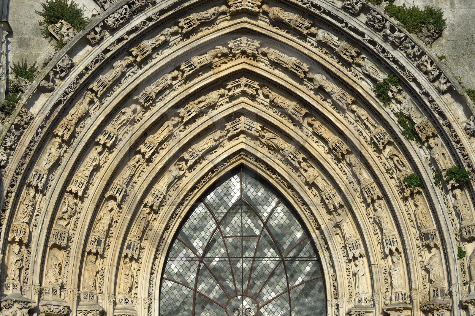 France, Charente-Maritime (17), Saintonge, Saintes, la cathédrale Saint-Pierre, portail occidental gothique sur lequel se déploient des représentations d'anges, d'apôtres et de figures de l'ancien testament