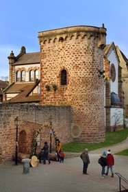 France, Bas Rhin, Obernai, the Porte Swal of the rampart rue du Maréchal Foch, the tower and the 19th century synagogue in the background