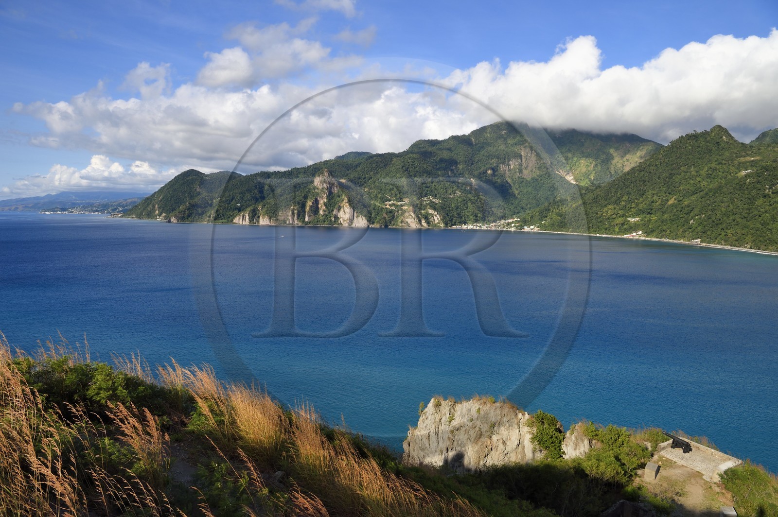 Caraïbes, Ile de la Dominique, la baie de Soufrière depuis la péninsule de Cachacrou à Scotts Head