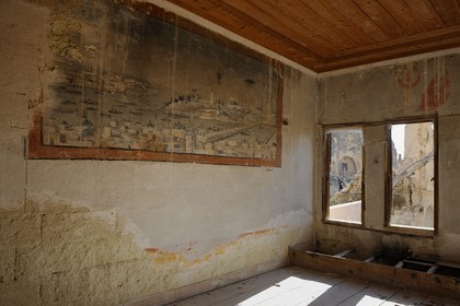 Turquie, Anatolie Centrale, province de Nevsehir, Cappadoce classée Patrimoine Mondial de l'UNESCO, Ürgüp, fresque murale représentant constantinople dans les ruines d'une maison de maître