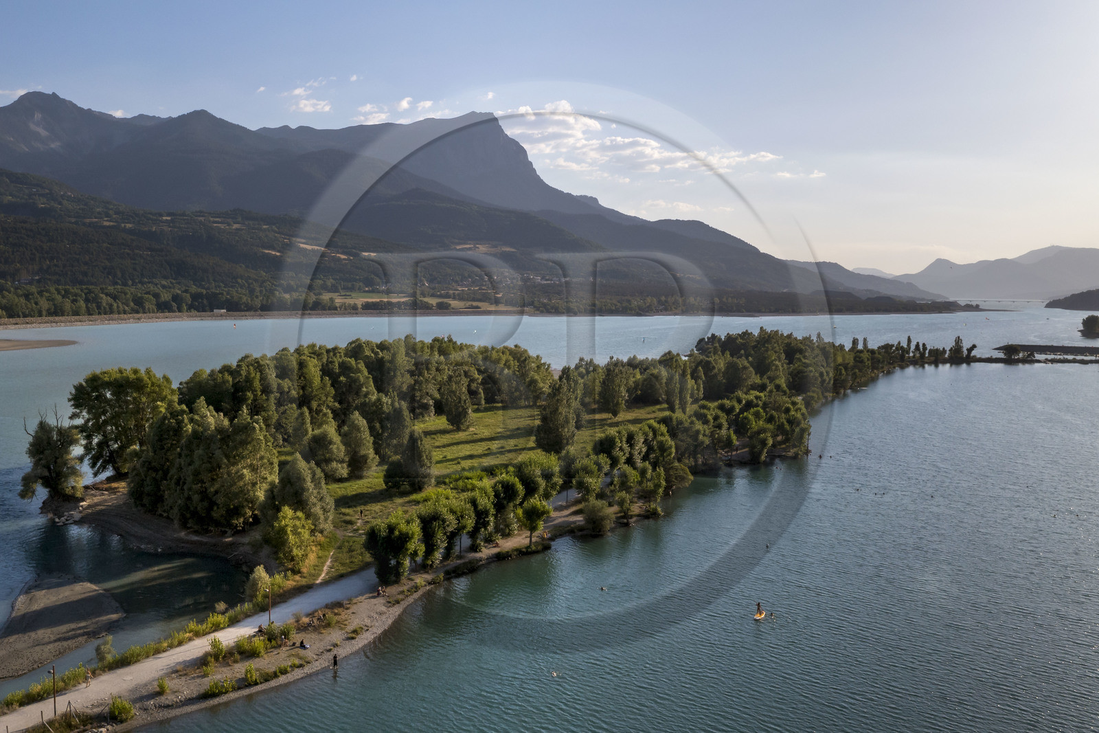 France, Hautes Alpes (05), Embrun, la base de loisirs sur le plan d'eau d'Embrun isolé du lac de Serre Ponçon par une digue promenade