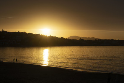 France, Pyrénées-Atlantiques (64), Pays-Basque, Saint-Jean-de-Luz, promeneurs sur la Grande Plage et la côte de Ciboure dans la baie en arrière plan