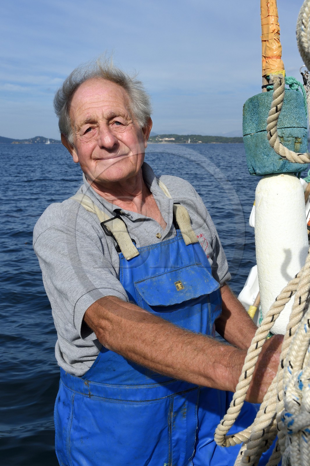 France, Var (83), Iles d'Hyères, parc national de Port Cros, Ile de Porquerolles, Bernard Samuel dit Sam le pêcheur sur son pointu (bateau) Le Corailleur