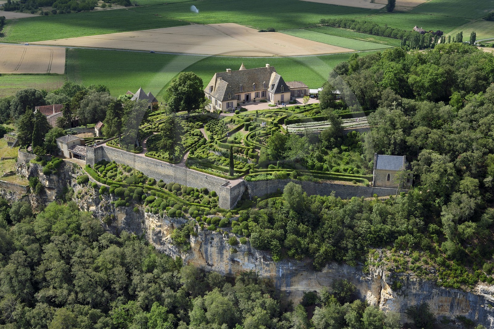 France, Dordogne (24), Périgord Noir, vallée de la Dordogne, Vézac, les jardins du château de Marqueyssac du XVIIIe siècle (vue aérienne)