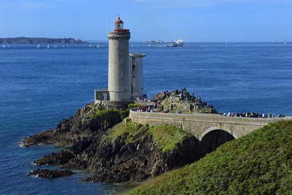 France, Finistère (29), rade de Brest, phare du Petit Minou, départ de la frégate L'Hermione, réplique du trois-mats qui transporta le marquis de Lafayette en Amérique en 1780