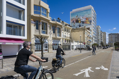France, Vendée (85), Les-Sables-d'Olonne, cycliste sur la piste de la véloroute Vendée Vélo Tour et Vélodyssée, fresque le long du Remblai sur le front de mer