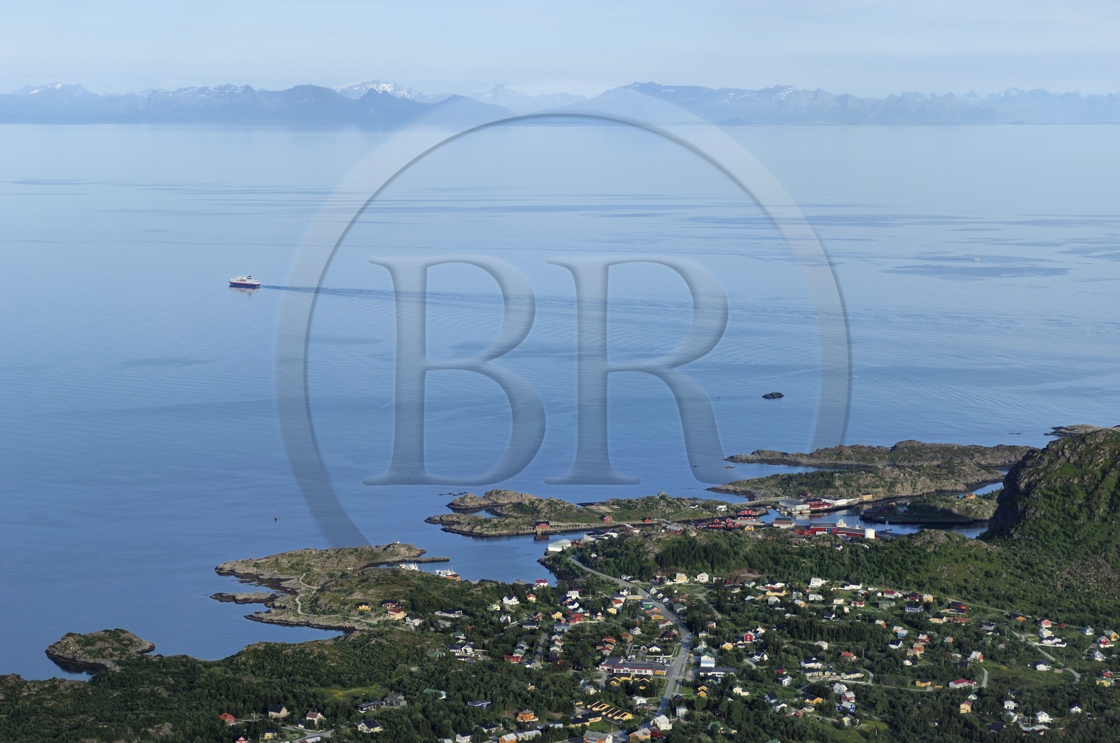 Norvège, Nordland, Iles Lofoten, l’Express côtier Hurtigruten (vue aérienne)