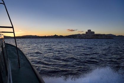 France, Bouches-du-Rhône (13), Marseille, Parc national des Calanques, îlot de l'Archipel des îles du Frioul, Chateau d'If, la basilique Notre Dame de la Garde en arrière plan