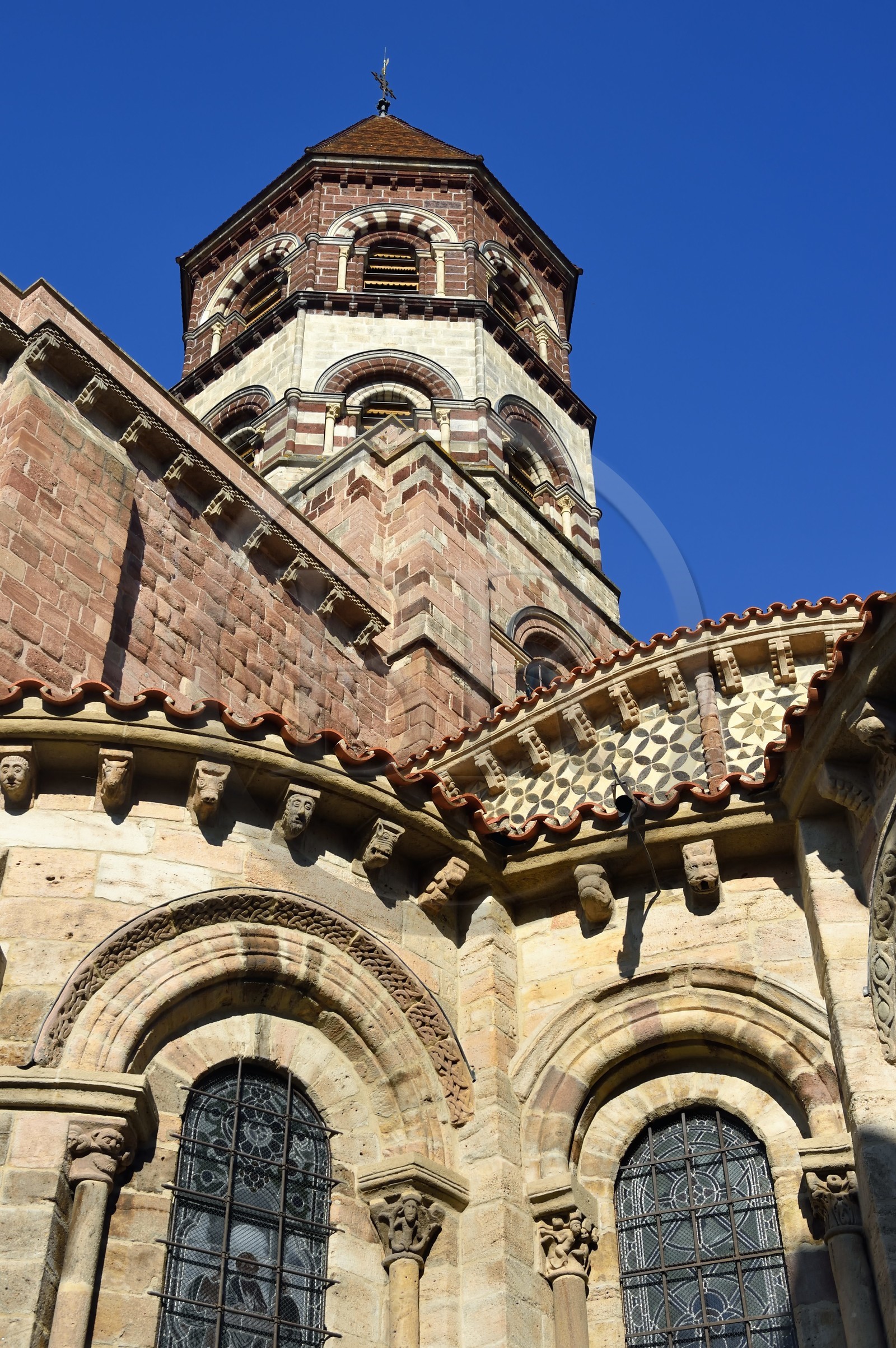 France, Haute-Loire (43), Brioude, la Basilique Saint-Julien de Brioude de style roman auvergnat, la tour lanterne et modillons sculptés sur la chapelle rayonnante