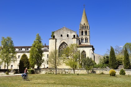 France, Charente (16), Bassac, l'abbaye Saint-Étienne de Bassac est une ancienne abbatiale du diocèse de Saintes, cyclistes sur la véloroute La Flow Vélo