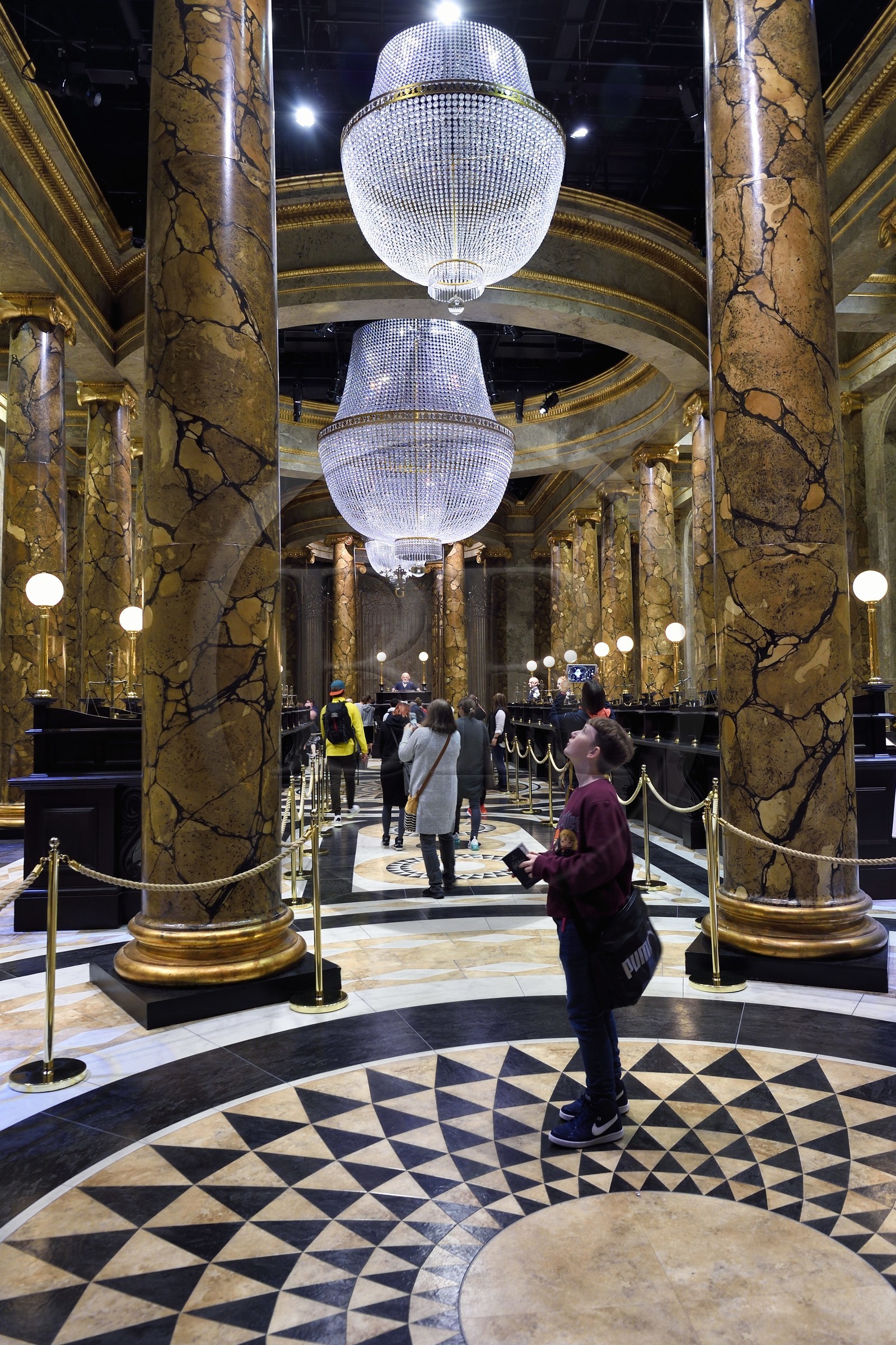 Royaume-Uni, Hertfordshire, Leavesden, Leavesden Film Studios, Harry Potter Studio Tour London, les coulisses du tournage des 8 films de Harry Potter, le grand hall de Gringotts, la banque des sorciers gardée par les Gobelins