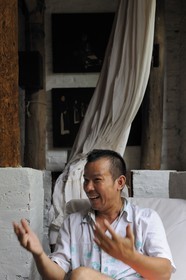 Vietnam, Hanoï, artiste peintre contemporain Le Hong Thai dans sa maison et atelier