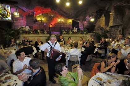 France, Indre et Loire (37), Chinon, les Caves Painctes, confrérie des bons entonneurs rabelaisiens lors du Chapitre de la Fleur