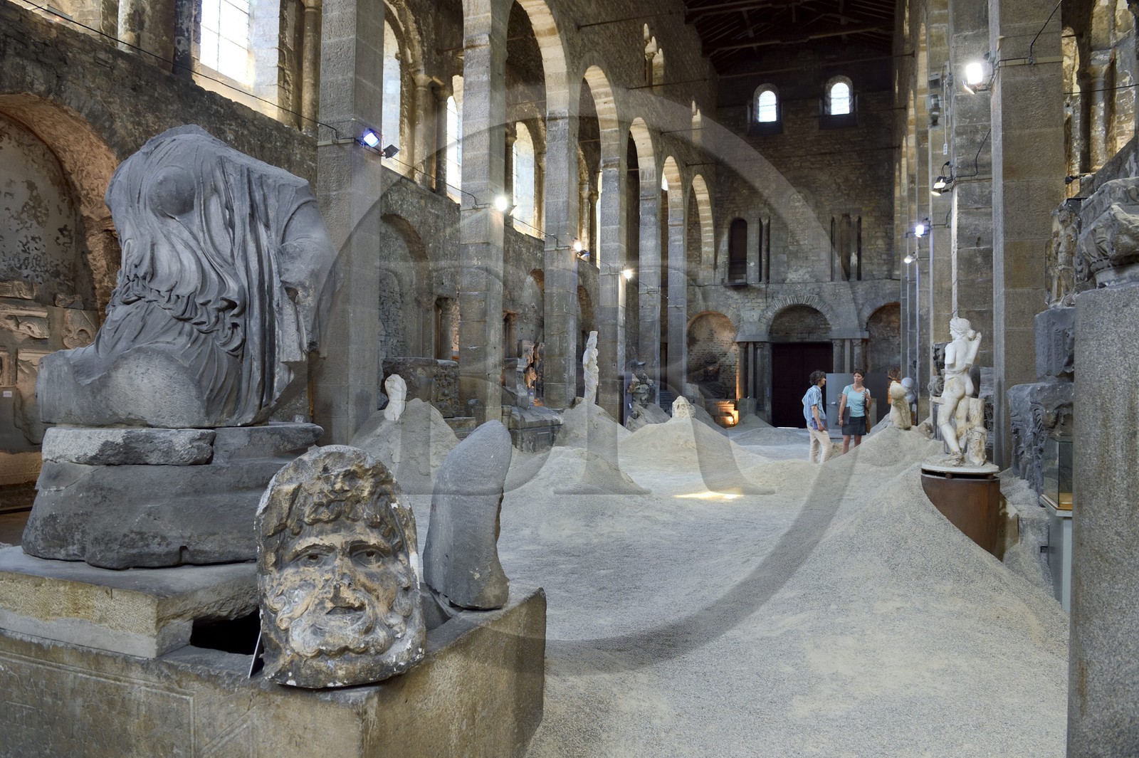 France, Isère (38), Vienne, musée lapidaire dans l'église Saint-Pierre, installation de l'artiste Victoria Klotz au milieu des pièces antiques