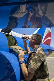 France, Bouches-du-Rhône (13), Salon-de-Provence, base aerienne 701, base de la Patrouille de France (PAF pour Patrouille acrobatique de France) de l'Armée de l'air et de l'espace française, l'adjudant Nicolas Renard, le mécanicien, effectue le tour avion de son Alphajet, vérification de la batterie