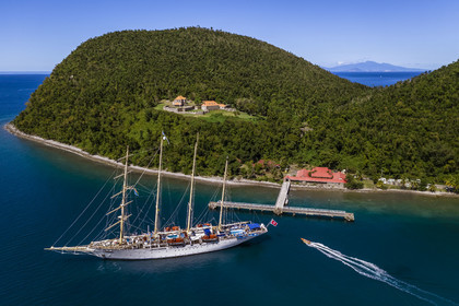 Caraïbes, Ile de la Dominique, Portsmouth, Parc national des Cabrits, Fort Shirley, fort britannique du XVIIIe siècle, le Star Flyer de la compagnie Star Clipper dans la baie de Prince Rupert, les Saintes en Guadeloupe en arrière plan (vue aérienne)