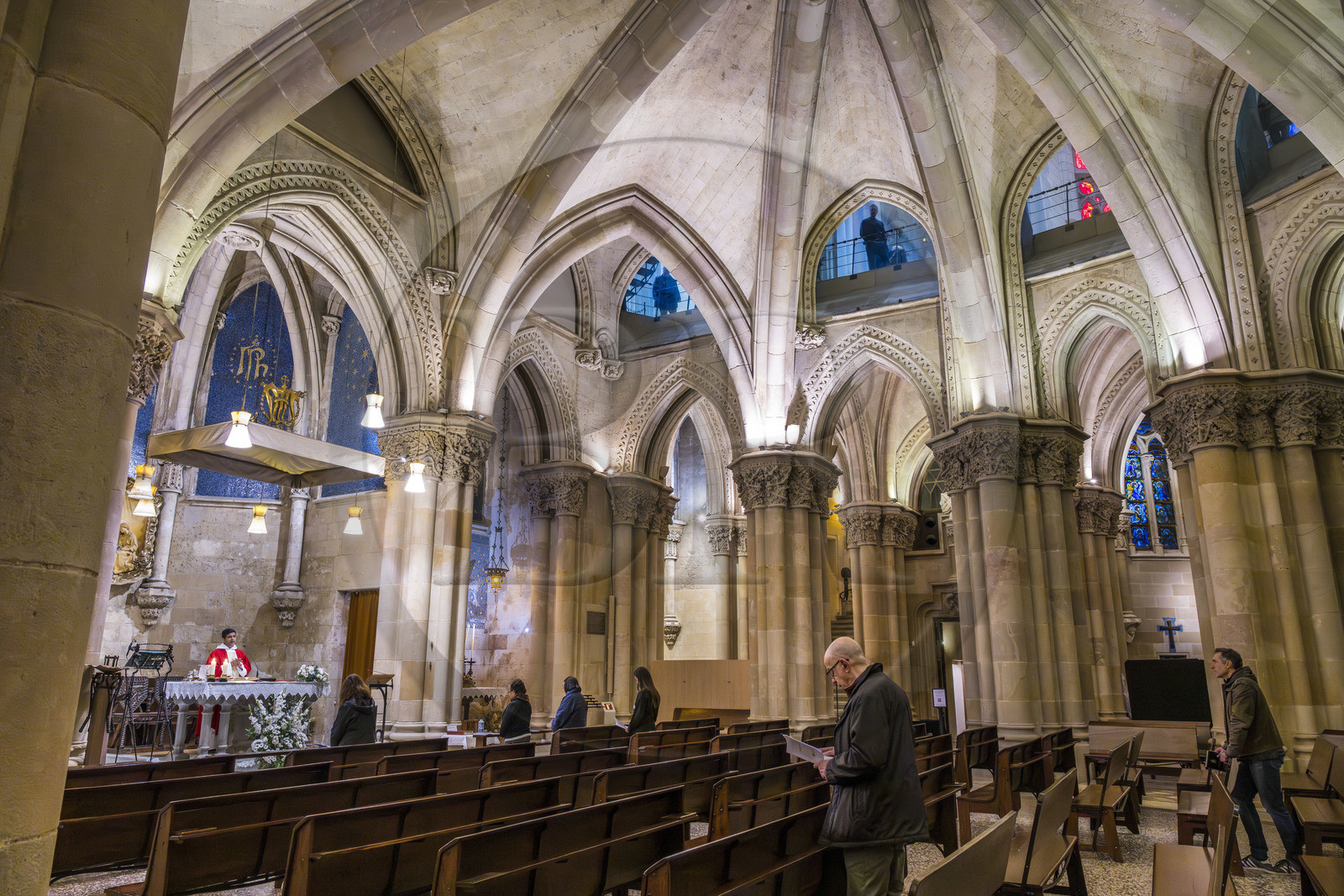 Espagne, Catalogne, Barcelone, quartier de l'Eixample, basilique de la Sagrada Familia de l'architecte du modernisme catalan Antoni Gaudi classée Patrimoine Mondial de l'UNESCO, la crypte du temple de style néo-gothique sert d’église paroissiale, le prêtre Joby Sebastian Kappiparambil célèbre la messe