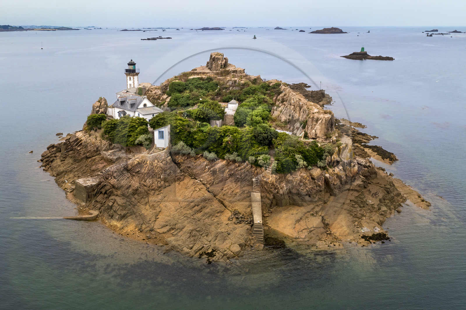 France, Finistère (29), Baie de Morlaix, Carantec, l'Ile Louët et son phare (vue aérienne)