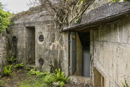 France, Finistère (29), Pays des Abers, estuaire de l'Aber Wrac'h, blockhaus construit par les allemands pendant la Seconde Guerre mondiale dans le fort Vauban du début XVIIIème siècle sur l'Ile Cèzon