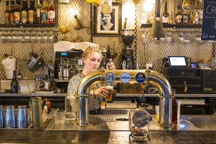 France, Hérault (34), Montpellier, Marché du Lez regroupant commerces, brocantes, marchés de producteurs, restaurants, foodtrucks, startups, animations et évènements, expositions, Lili du bar à cocktails Willie Carter Shape