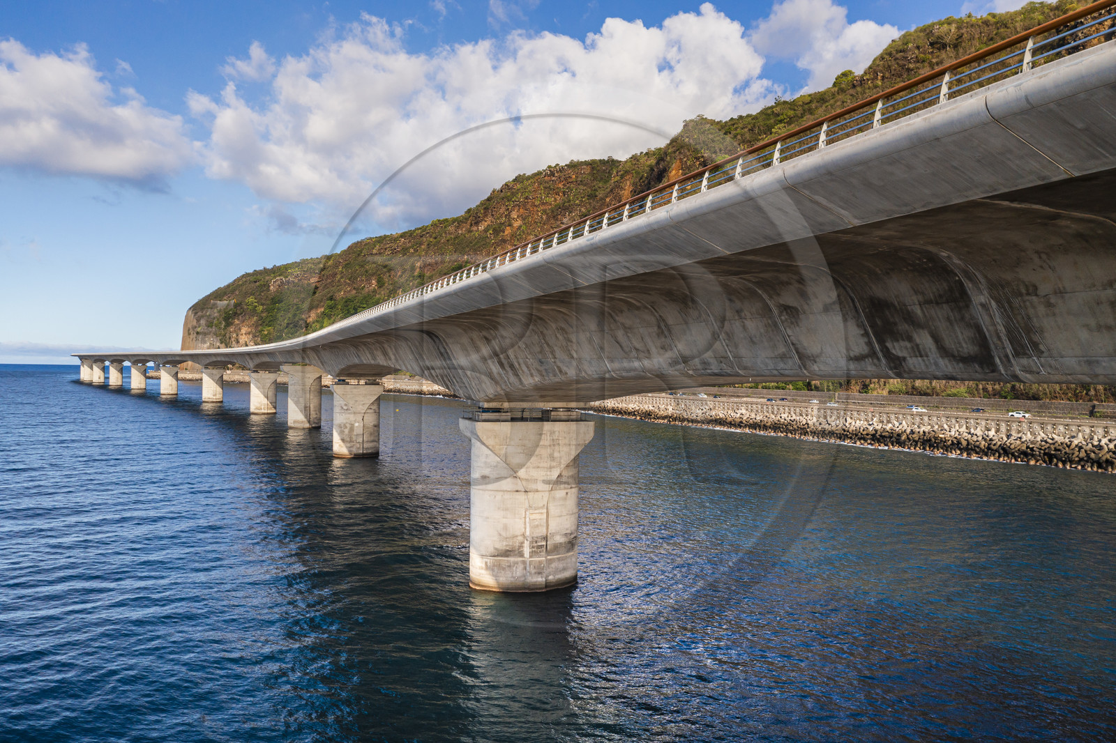 France, Ile de la Reunion, la Grande Chaloupe à La Possession, la Nouvelle Route du Littoral (NRL), le viaduc maritime long de 5,4 km entre la capitale Saint-Denis et la Grande Chaloupe (vue aérienne)