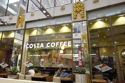 République Tchèque, Prague, centre historique classé Patrimoine Mondial de l'UNESCO, nouvelle ville (Nove mesto), galerie marchande du palais Lucerna, café dans le passage du théatre Roccoco