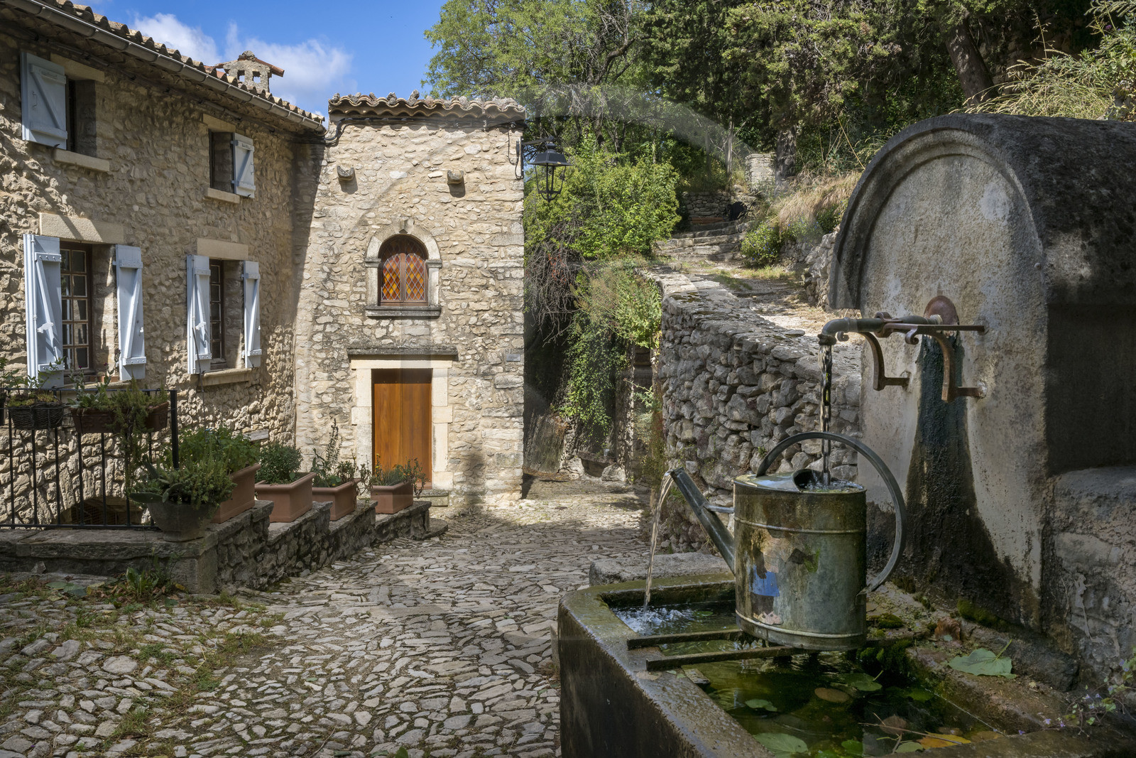 France, Drôme (26), parc naturel régional des Baronnies provençales, Montbrun-les-Bains, labellisé Les Plus Beaux Villages de France, fontaine sur la placette devant l'église