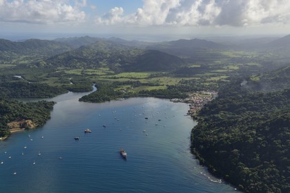Panama, province de Colon, Portobelo, classé Patrimoine Mondial de l'UNESCO et sa baie (vue aérienne)