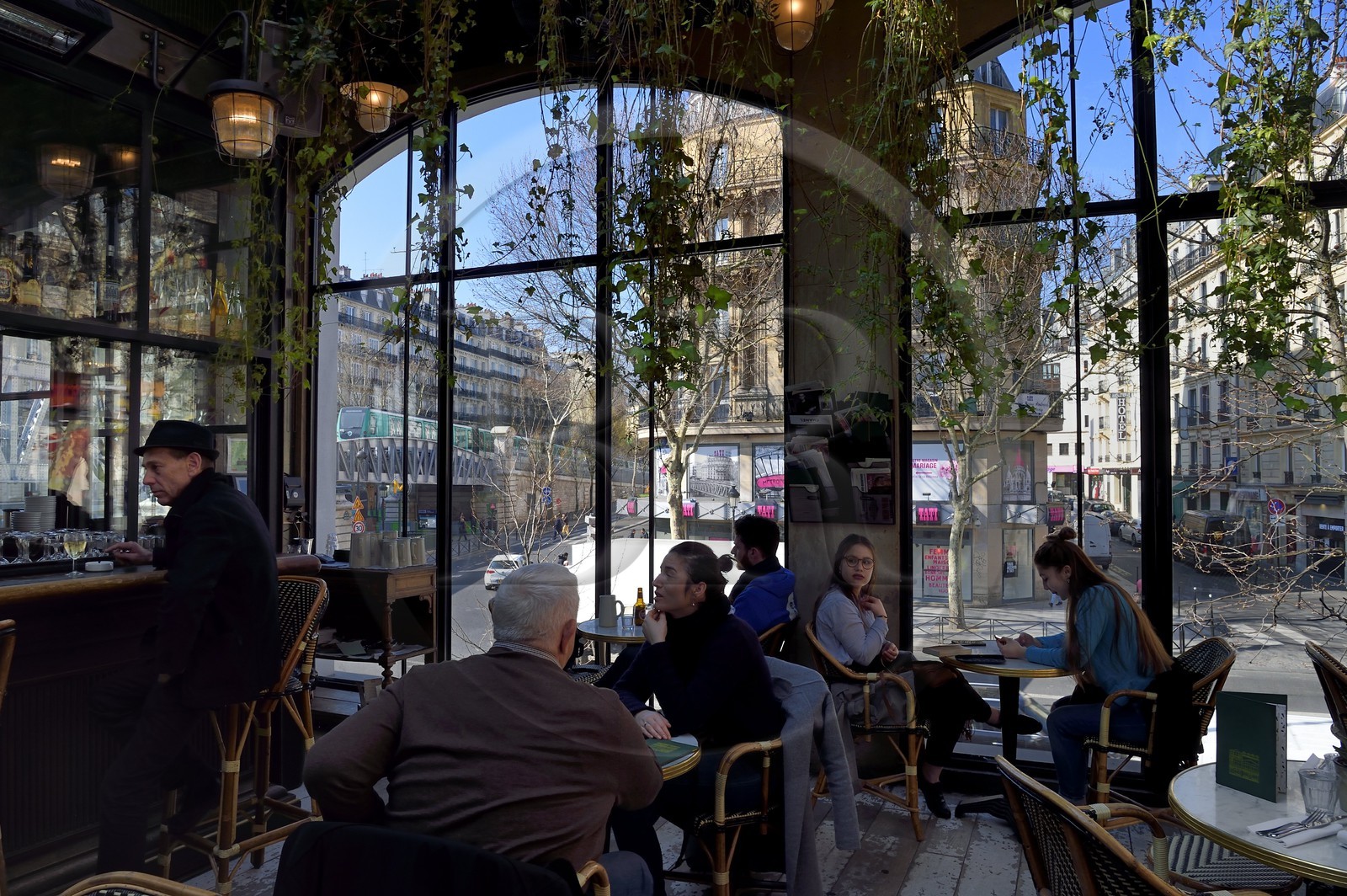 France, Paris (75), Quartier de Barbès, la Brasserie Barbès, le premier étage qui donne sur la station de metro Barbes