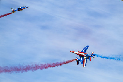 France, Bouches-du-Rhône (13), Salon-de-Provence, base aerienne 701, base de la Patrouille de France (PAF pour Patrouille acrobatique de France) de l'Armée de l'air et de l'espace française, démonstrations aériennes des avions Alphajet à l'occasion de la cérémonie d’échange des Gardes, figure de croisement