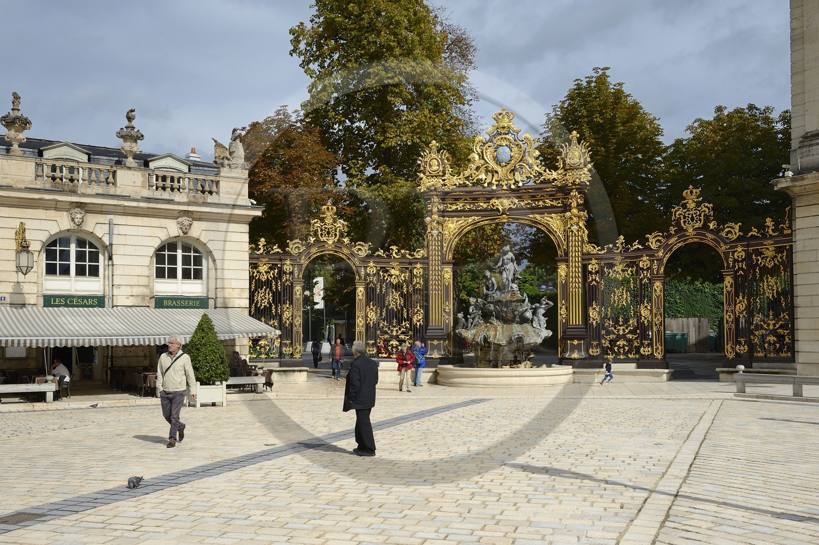 France, Meurthe-et-Moselle (54), Nancy, place Stanislas (ancienne Place Royale) construite par Stanislas Leszczynski, roi de Pologne et dernier duc de Lorraine au XVIIIe siècle, classée Patrimoine Mondial de l'UNESCO, fontaine d'Amphitrite et grille en feuille d'or de Jean Lamour
