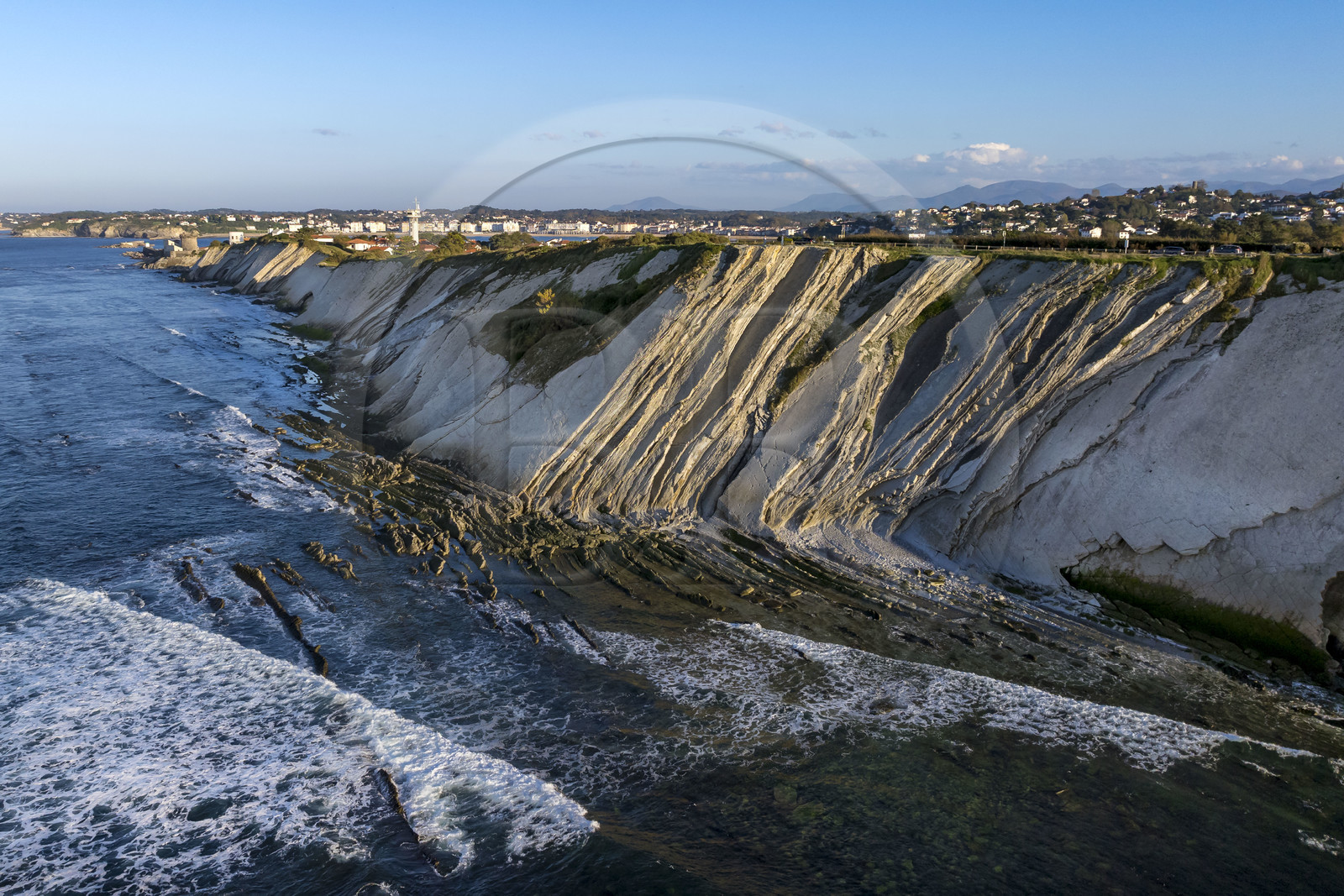 France, Pyrénées-Atlantiques (64), Pays-Basque, la Corniche Basque, Urrugne, la côte Atlantique vers Socoa, falaises de flysch (vue aérienne)