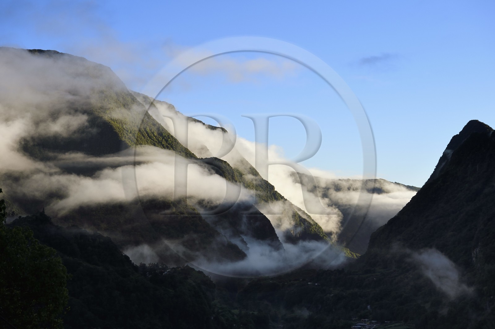 France, Ile de la Reunion, Cirque de Salazie, classé Patrimoine Mondial de l'UNESCO, entrée du cirque et la vallée de la Rivière du Mat