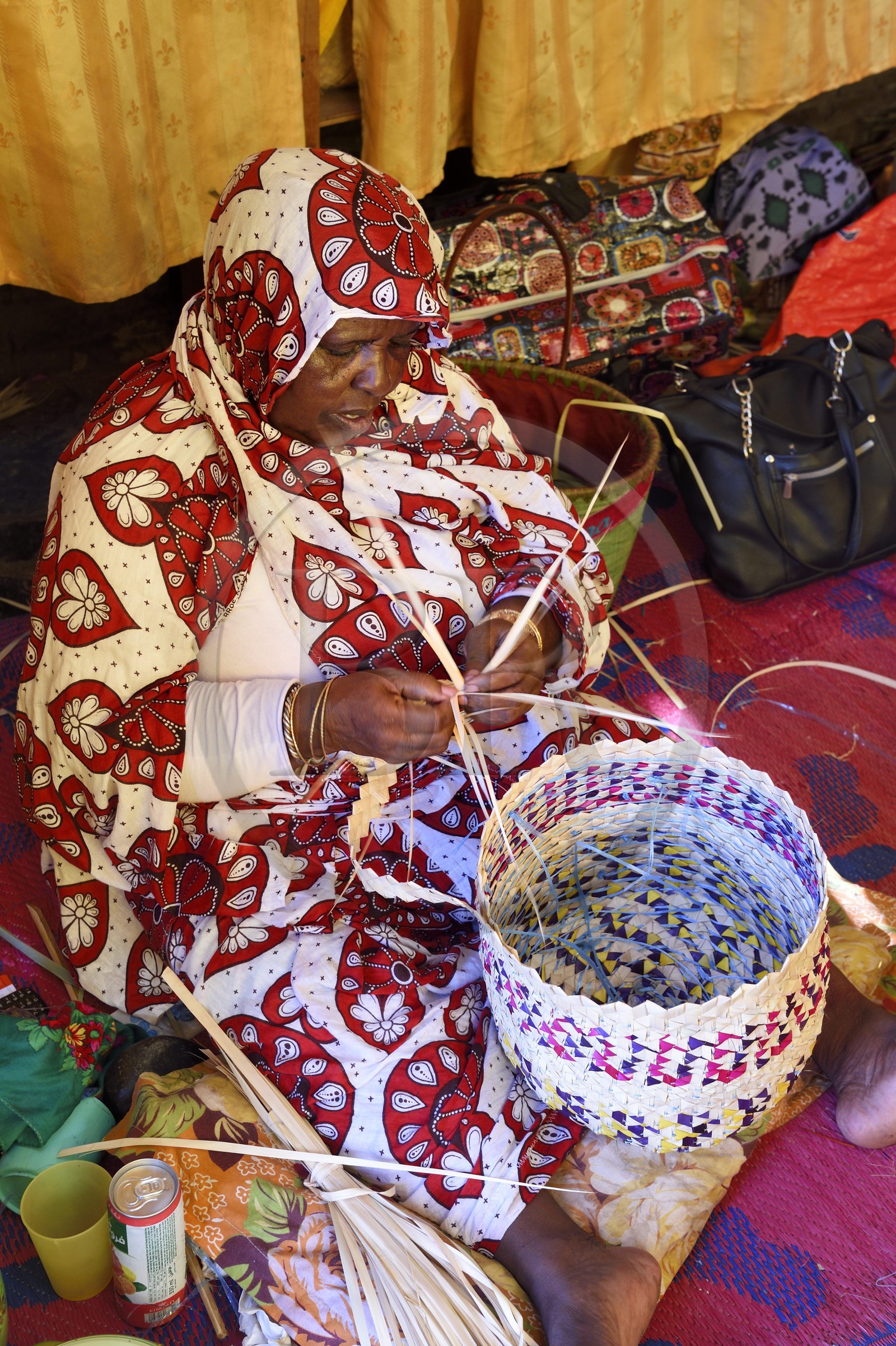 France, Ile de Mayotte, Grande-Terre, Sada, femmes mahoraises tressant de la fibre de phoenix (petit palmier) pour réaliser des paniers à la coopérative