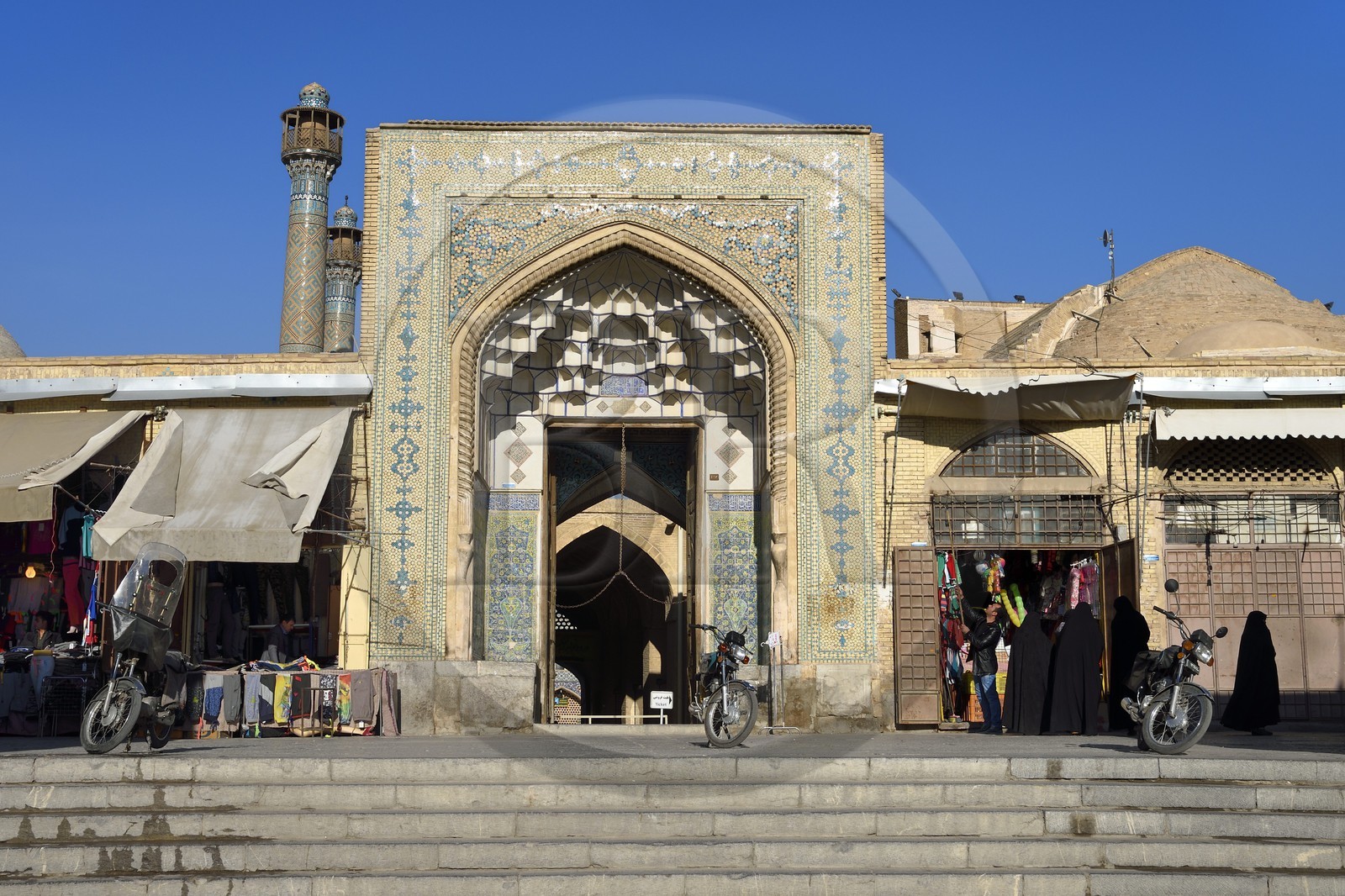 Iran, province d'Ispahan, Ispahan, Mosquée Jame, grande mosquée d'Ispahan dite aussi mosquée du vendredi, la porte qui donne sur le Grand Bazar