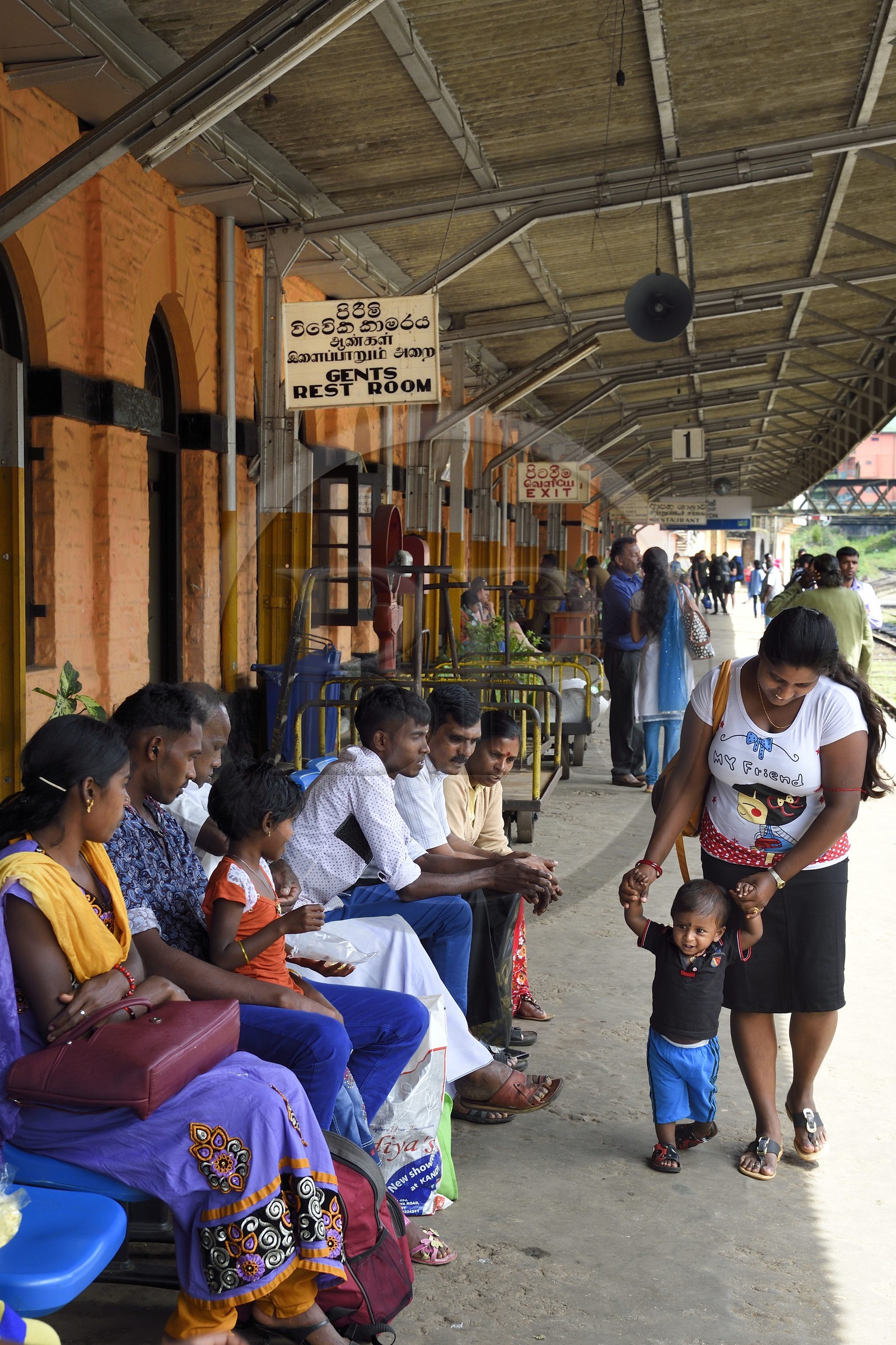 Sri Lanka, Province du Centre, trajet en train dans la région montagneuse de la culture du thé, premiers pas en gare de Hatton