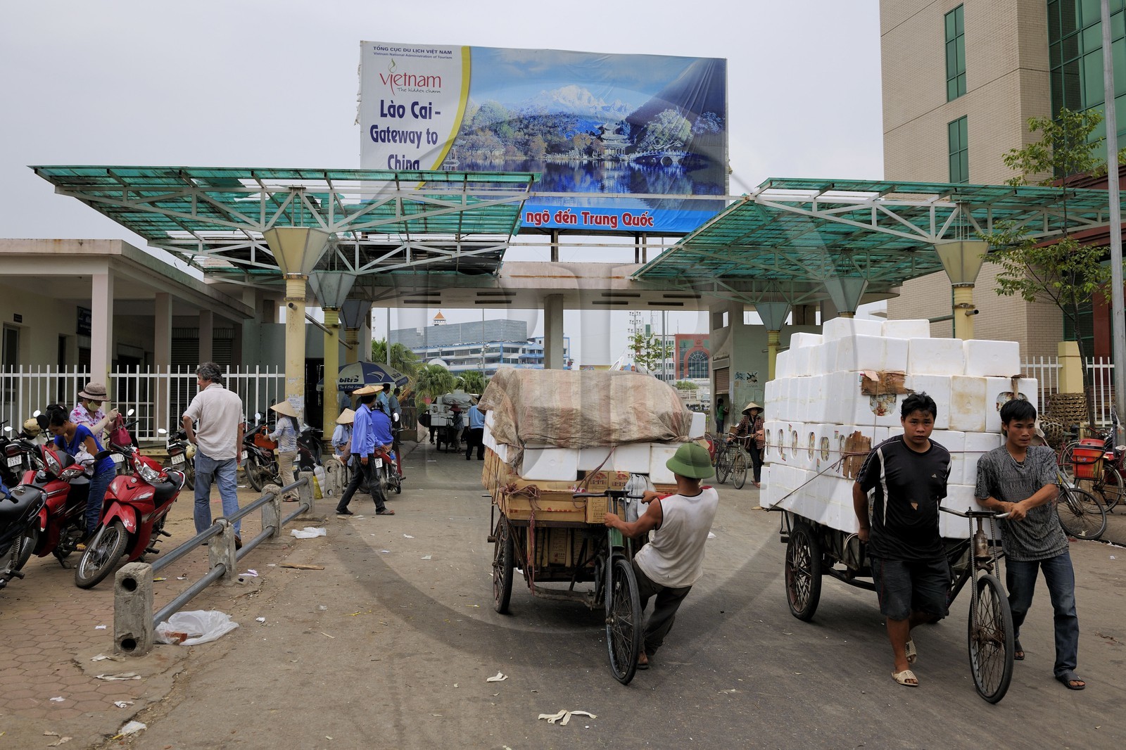 Vietnam, province de Lao Cai, ville de Lao Cai, passage de marchandises au poste frontière avec Hekou en Chine