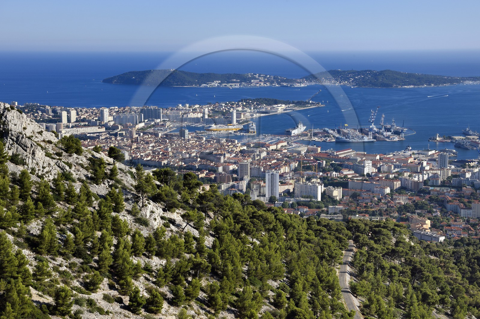 France, Var (83), Toulon, la rade et la base navale depuis le Mont Faron, la presqu'Ile de Saint-Mandrier en arrière plan